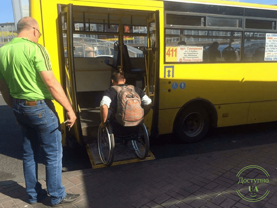 Пример для других: в киевской маршрутке водитель помог пассажиру с инвалидностью