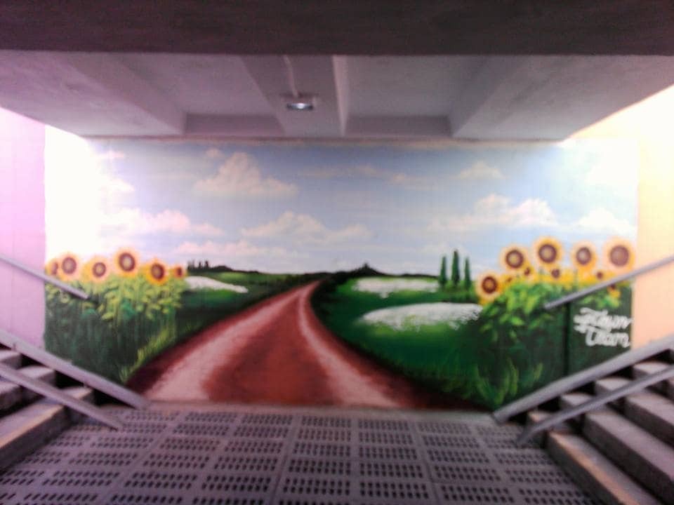 У Києві прикрасили підземний перехід полем із соняшниками