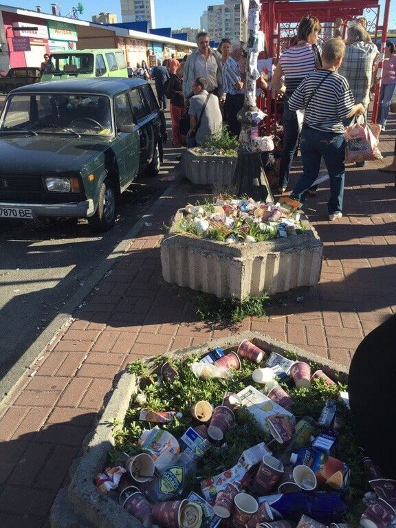 В соцсети показали, как в Киеве засыпали клумбы мусором. Опубликовано фото