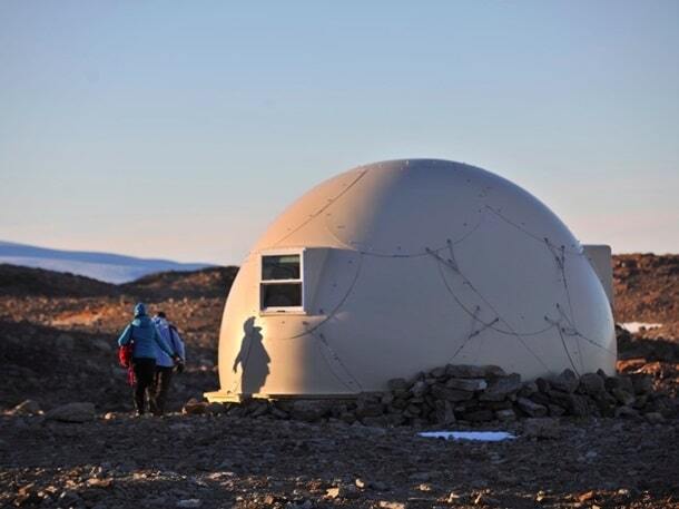 Пингвины, холод, лёд: показали роскошный антарктический "отель"