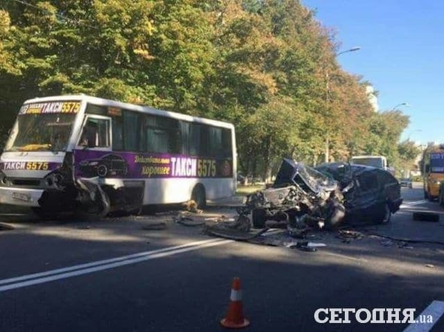 В Киеве Mercedes врезался в маршрутку