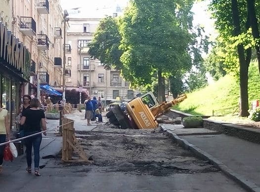 ЧП в центре Киева: экскаватор провалился под асфальт