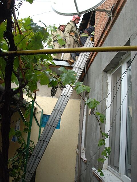 У Миколаєві від удару блискавки загорівся житловий будинок