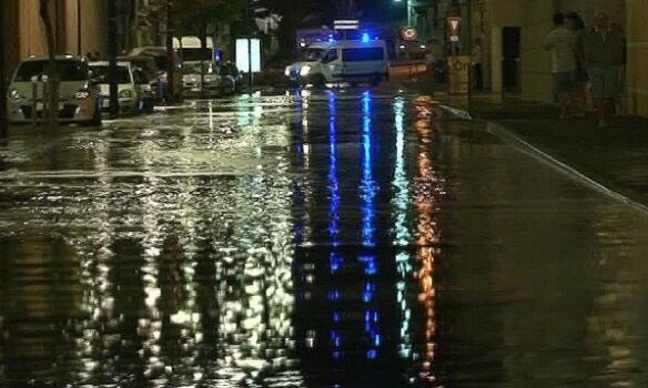 "Акт саботажа": улицы французского города Сет затопило вином. Опубликованы фото