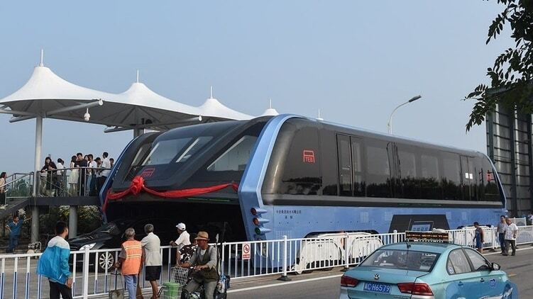 Транспорт нового поколения: в Китае завершили испытание "портального" автобуса. Опубликованы фото, видео
