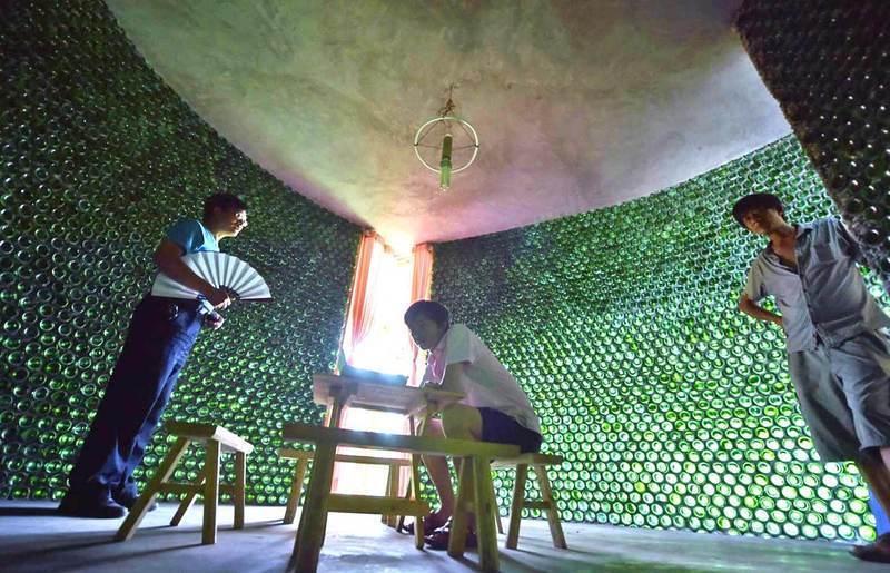 Китайский архитектор возвел необычный офис из пивных бутылок: фотофакт