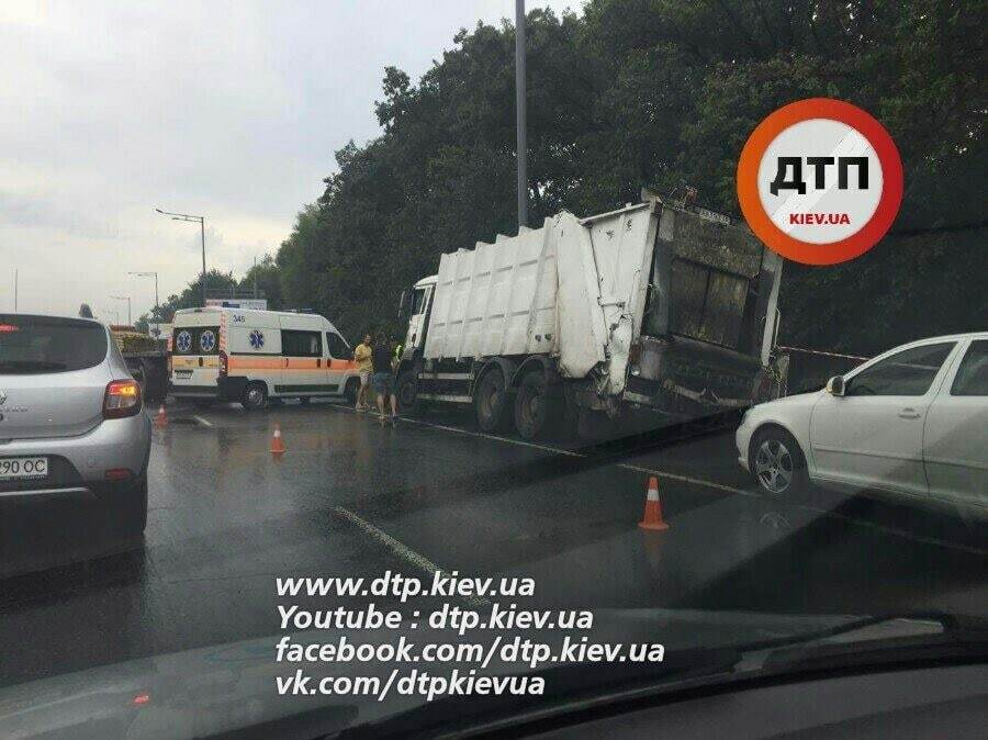 В Киеве КамАЗ врезался в мусоровоз: фото с места ДТП
