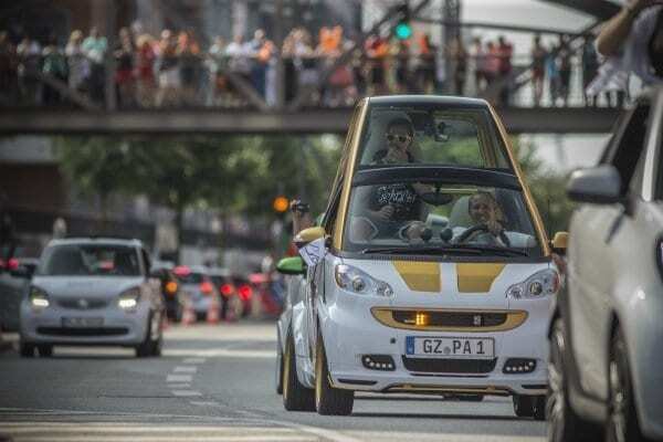 В Гамбурге состоялся рекордный парад компакт-каров Smart: фотофакт