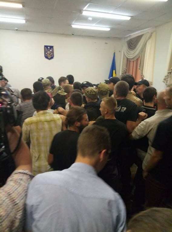 Суд по делу теракта под Радой: в Киеве произошли столкновения в зале суда