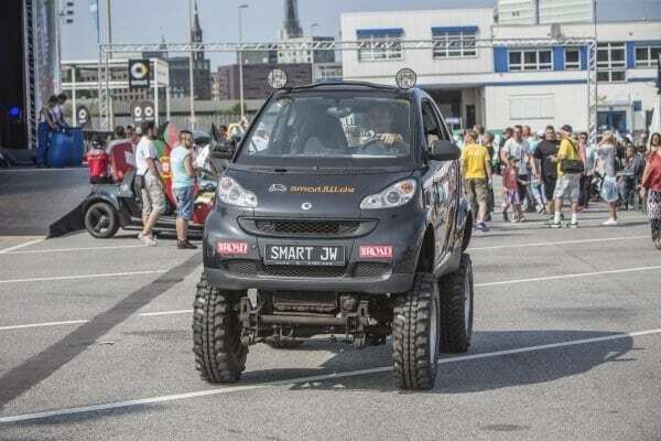 В Гамбурге состоялся рекордный парад компакт-каров Smart: фотофакт