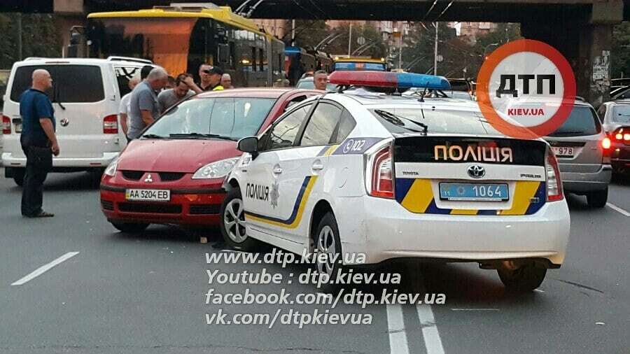 Пострадали дети: в Киеве произошло масштабное ДТП с участием патрульных. Опубликованы фото