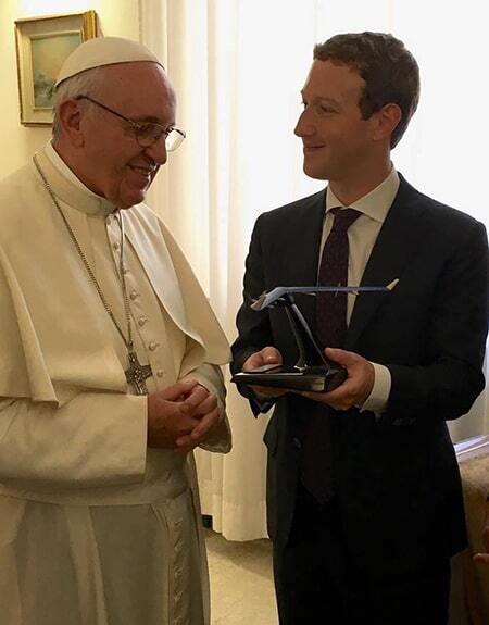 Марк Цукерберг преподнес Папе Римскому необычный подарок: опубликованы фото
