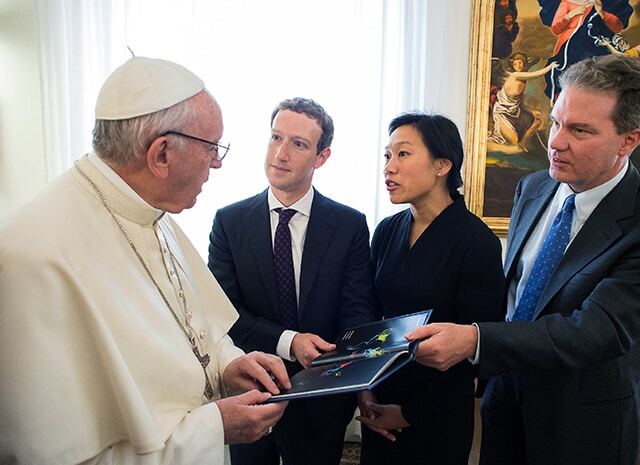 Марк Цукерберг преподнес Папе Римскому необычный подарок: опубликованы фото