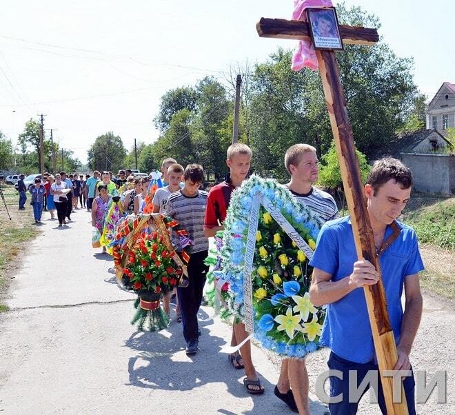 Трагедия в Лощиновке: в селе попрощались с убитой девочкой. Опубликованы фото, видео