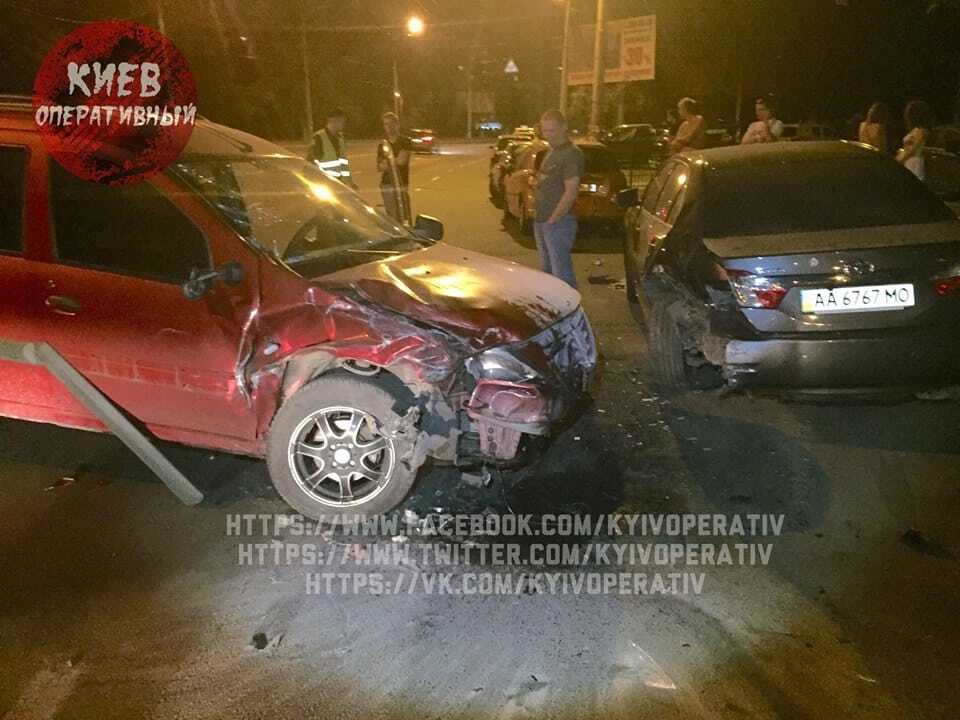 П'яна ДТП у Києві: розбиті три автомобілі, у водія знайшли наркотики