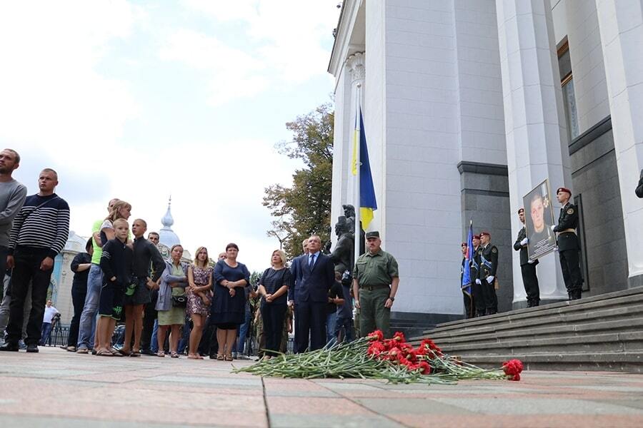 Рік по тому: під Радою вшанували пам'ять загиблих від вибуху гранати нацгвардійців