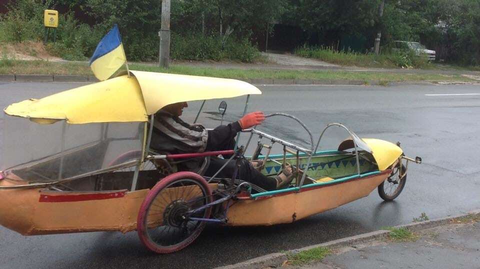 Дідусь на "банані": на дорогах Києва помітили незвичайний транспорт