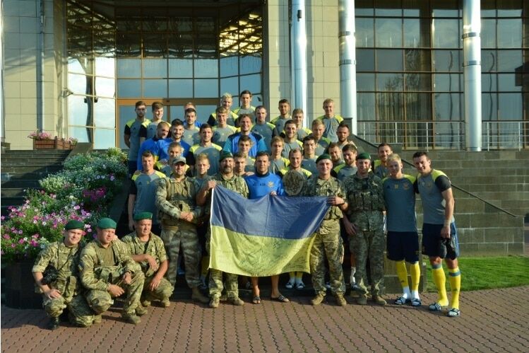 Фото дня: футболисты сборной Украины встретились с воинами АТО