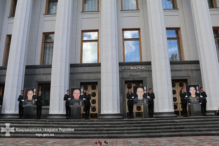 Рік по тому: під Радою вшанували пам'ять загиблих від вибуху гранати нацгвардійців