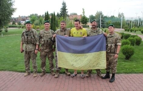 Фото дня: футболисты сборной Украины встретились с воинами АТО