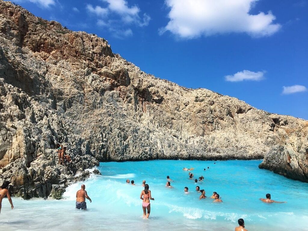 Эмили Ратажковски показала аппетитные формы в бикини