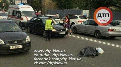 В центре Киева автомобиль сбил насмерть женщину, перебегавшую дорогу