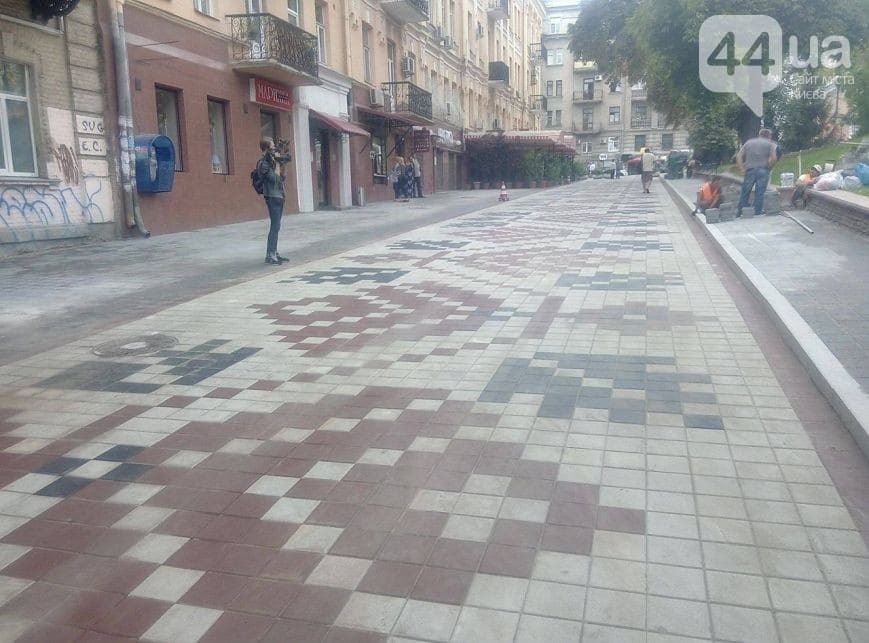 В Киеве появился еще один тротуар-вышиванка. Опубликовано фото