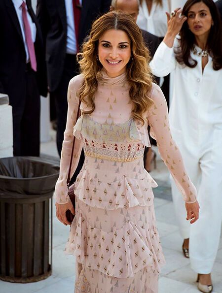 Королева Иордании вышла в свет в роскошном платье от Valentino