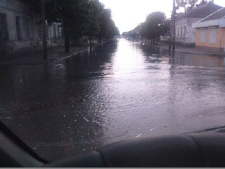 Гроза в Мелитополе превратила дороги в реки. Фотофакт