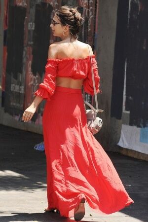 Девушка в красном: Эмили Ратажковски поразила откровенным нарядом в Лос-Анджелесе