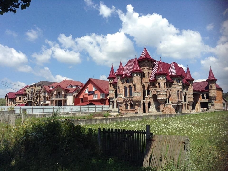 "Отняло дар речи": сеть поразила архитектура села на Закарпатье. Опубликованы фото
