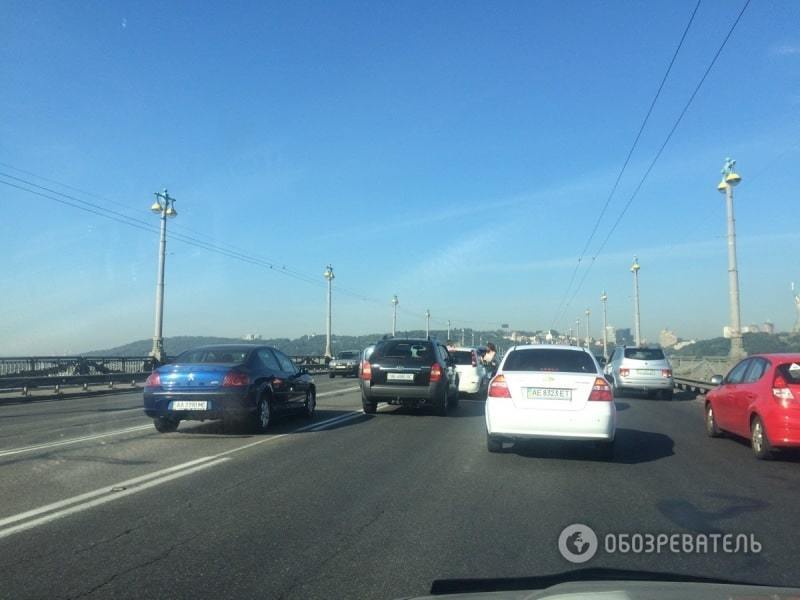 У Києві вранці паралізовано рух на двох мостах