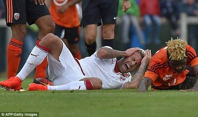 Известному футболисту оторвали ухо в матче за новый клуб: фото не для слабонервных
