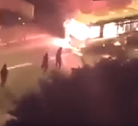 Кричали "Аллах акбар": в Париже исламисты забросали автобус коктейлями Молотова. Опубликованы фото и видео