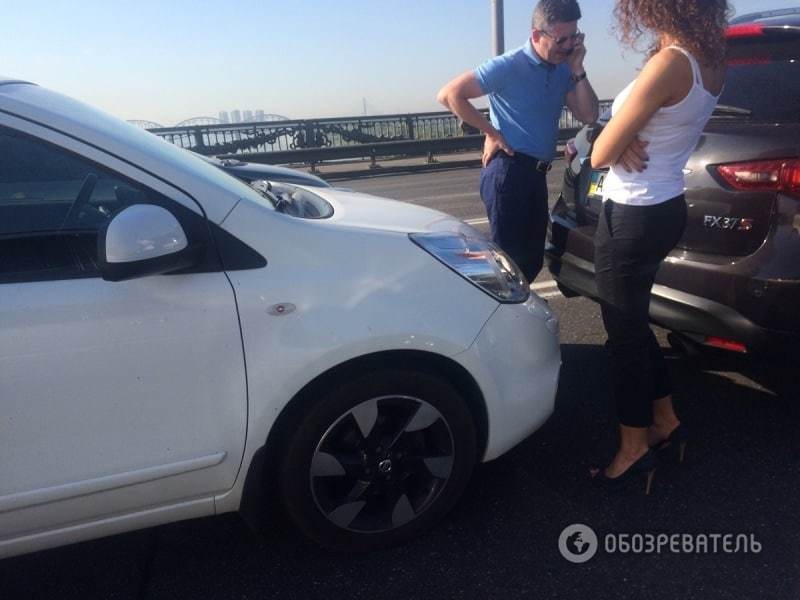 В Киеве утром парализовано движение на двух мостах