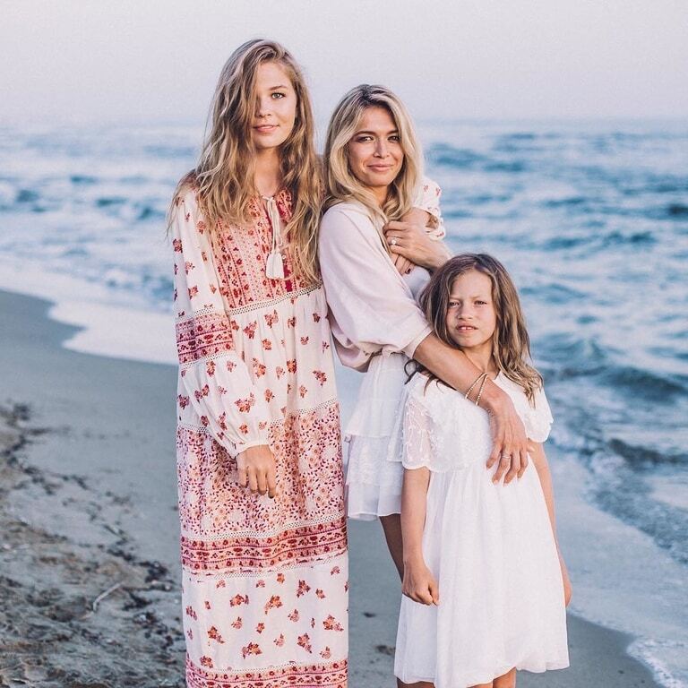 Дочь Веры Брежневой поделилась нежной семейной фотосессией на пляже