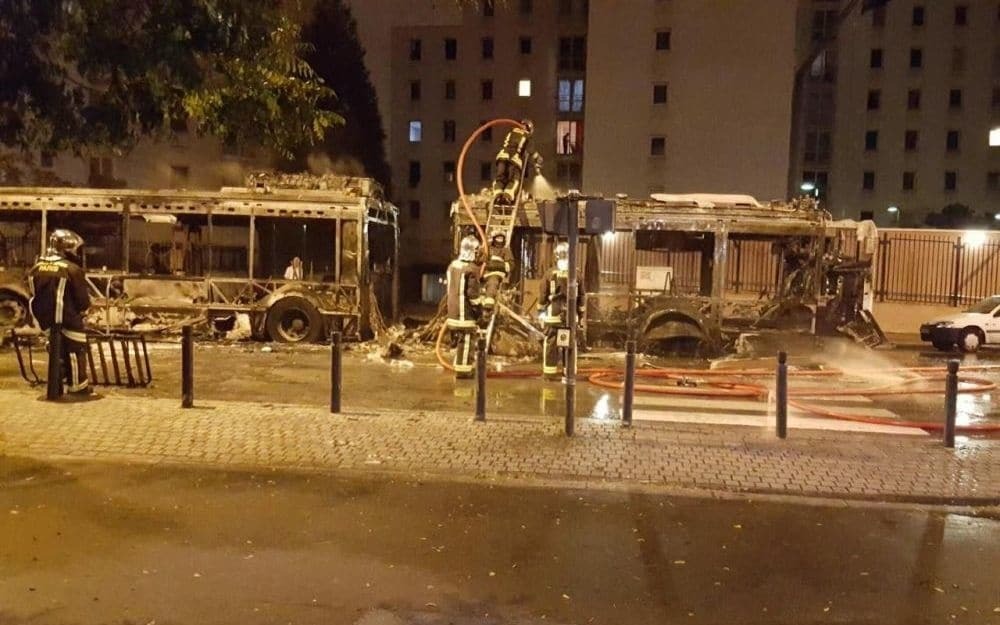 Кричали "Аллах акбар": в Париже исламисты забросали автобус коктейлями Молотова. Опубликованы фото и видео
