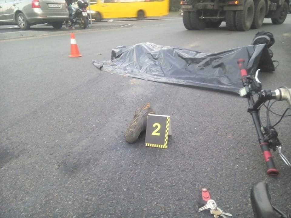 Смерть наступила мгновенно: в Киеве велосипедист попал под колеса грузовика. Опубликованы жуткие фото