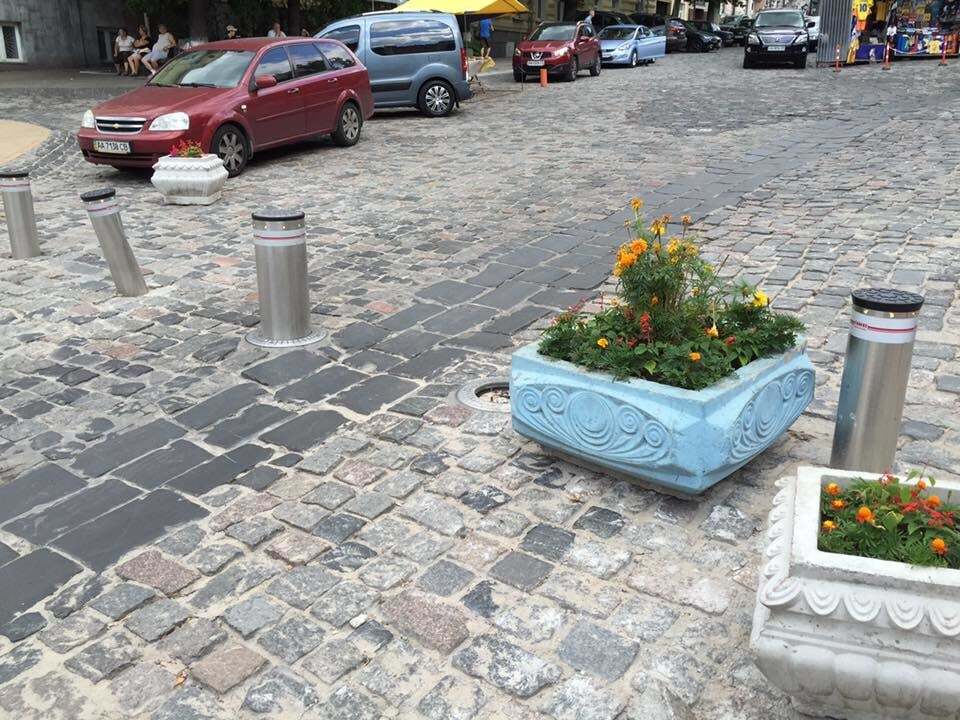 У Києві на Андріївському узвозі знову помітили автохамов