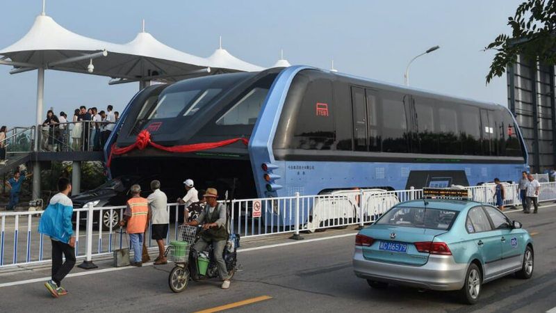 Автобус-портал: в Китае появилось новое транспортное средство