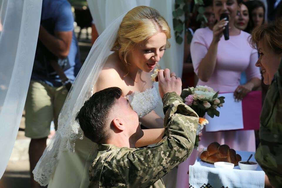 Їх поєднала війна: у львівському шпиталі відбулося весілля пораненого воїна АТО і волонтера