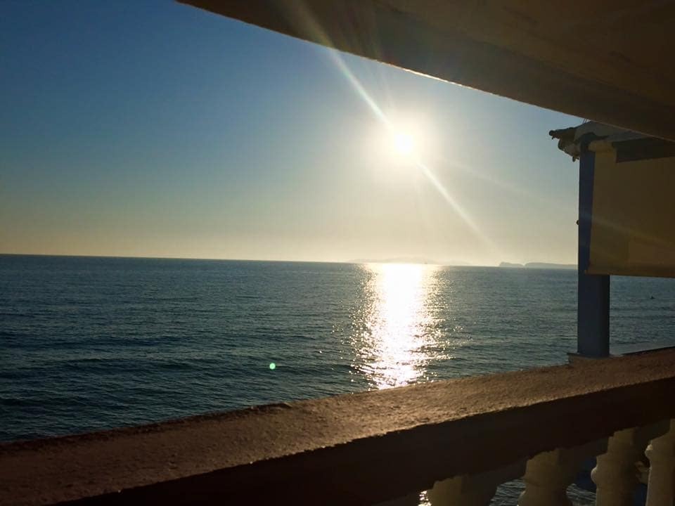 Жена Кличко в одиночку отправилась на Корфу поклоняться солнцу: опубликованы фото