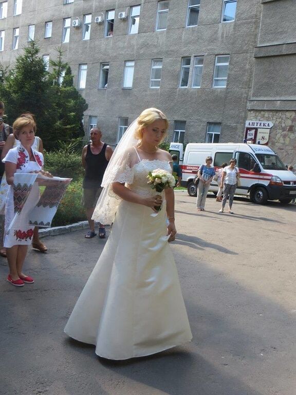 Их соединила война: во львовском госпитале состоялась свадьба раненого воина АТО и волонтера. Опубликованы трогательные фото, видео