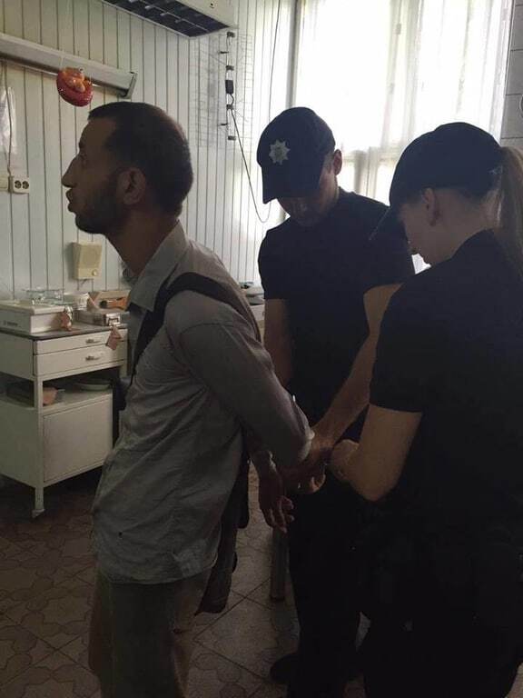 Эксплуатировал чужого больного ребенка: в Мукачево задержали мошенника-попрошайку. Фотофакт