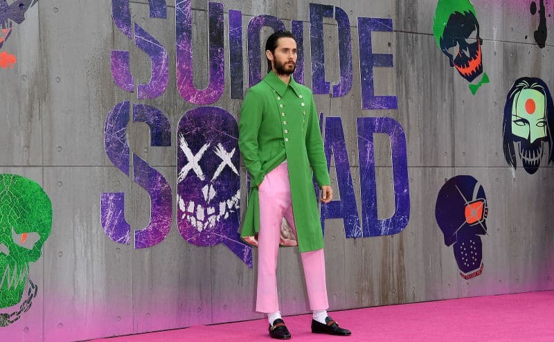 Розовые брюки, зеленое пальто: наряд Джареда Лето вызвал насмешки в соцсетях