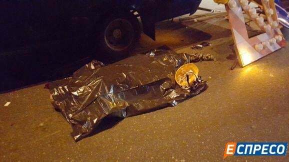 В Киеве пьяный водитель грузовика насмерть сбил дорожного рабочего: опубликованы фото