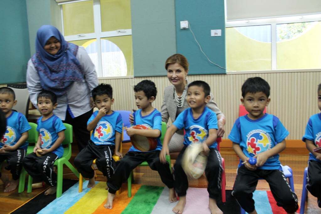 Марина Порошенко подарила "драгоценным" детям Малайзии книги об Украине: опубликованы фото