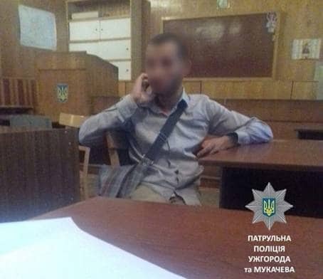 Эксплуатировал чужого больного ребенка: в Мукачево задержали мошенника-попрошайку. Фотофакт