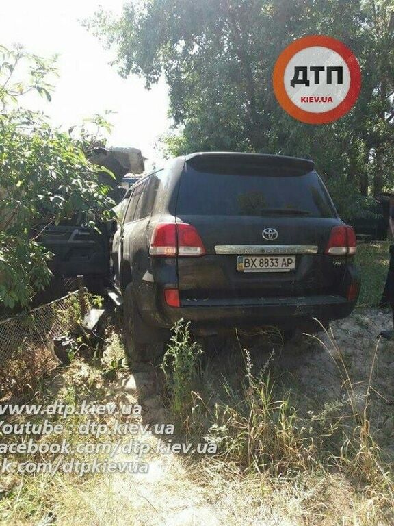 Разбросал машины и врезался в стену: пьяный сын киевского депутата устроил ДТП