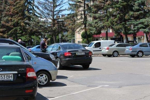Автохам із міськради: у Вінниці "заблокований" пенсіонер 6 годин не міг виїхати зі стоянки